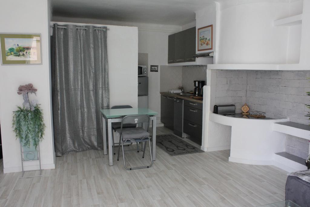 Studio De Charme Avec Sa Terrasse En Plein Coeur De Ville LʼIsle-sur-la-Sorgue Esterno foto