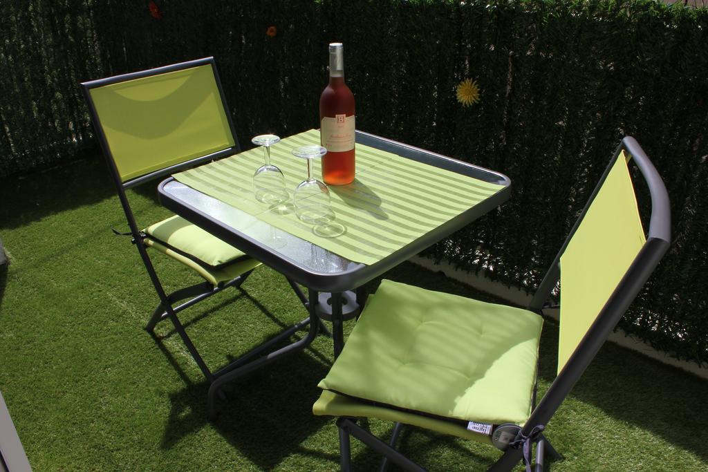 Studio De Charme Avec Sa Terrasse En Plein Coeur De Ville LʼIsle-sur-la-Sorgue Esterno foto