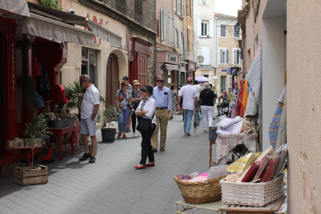 Studio De Charme Avec Sa Terrasse En Plein Coeur De Ville LʼIsle-sur-la-Sorgue Esterno foto